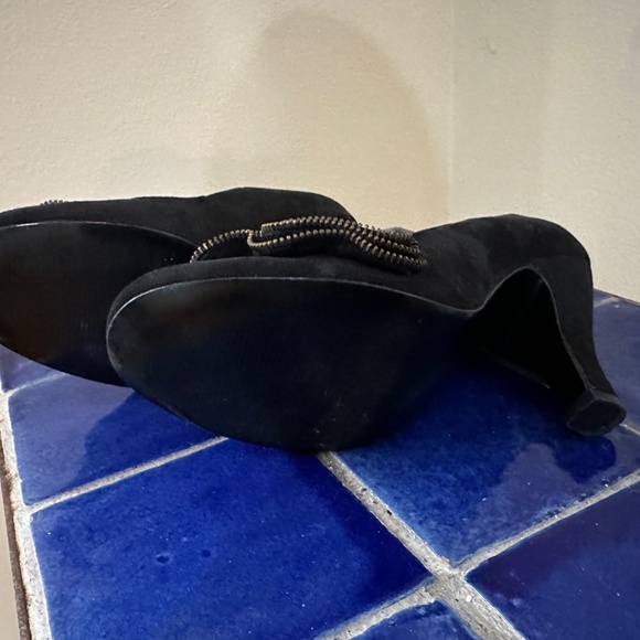 Black Suede Guess Pumps w/ Zipper Ruffle Trim 4" Heels & Round Toes - sz 8 - Picture 9 of 12